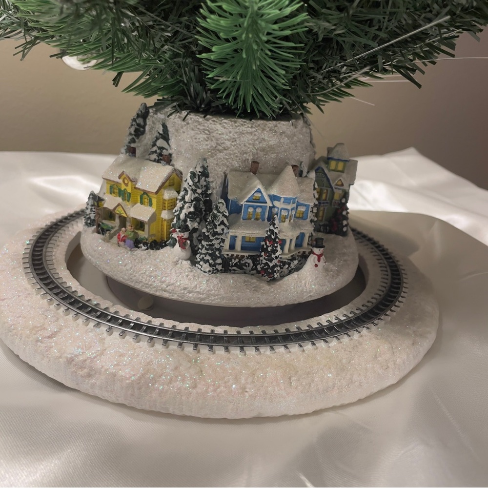 Thomas Kinkade Holiday Sparkle Fiber Optic Christmas Tree w/Moving Train & Music - Picture 3 of 12
